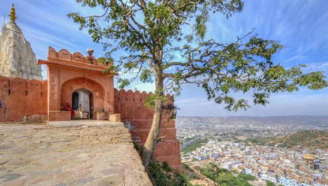 Wir hatten Zeit, den etwas unbekannten und nicht viel besuchten „Sun- oder Monkey-Tempel“ zu besichtigen. Er liegt am Stadtrand von Jaipur und bietet eine traumhafte Aussicht auf die Altstadt und eines der vielen Stadttore.